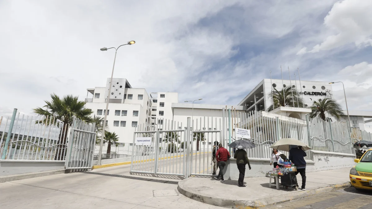 El Ministerio de Salud aseguró que el Hospital General Docente de Calderón mantiene operativos todos sus servicios y continúa atendiendo con normalidad.