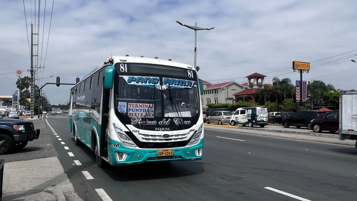 Pasajeros pueden revisar la tarifa oficial y denunciar cobros excesivos en buses ante la ANT.
