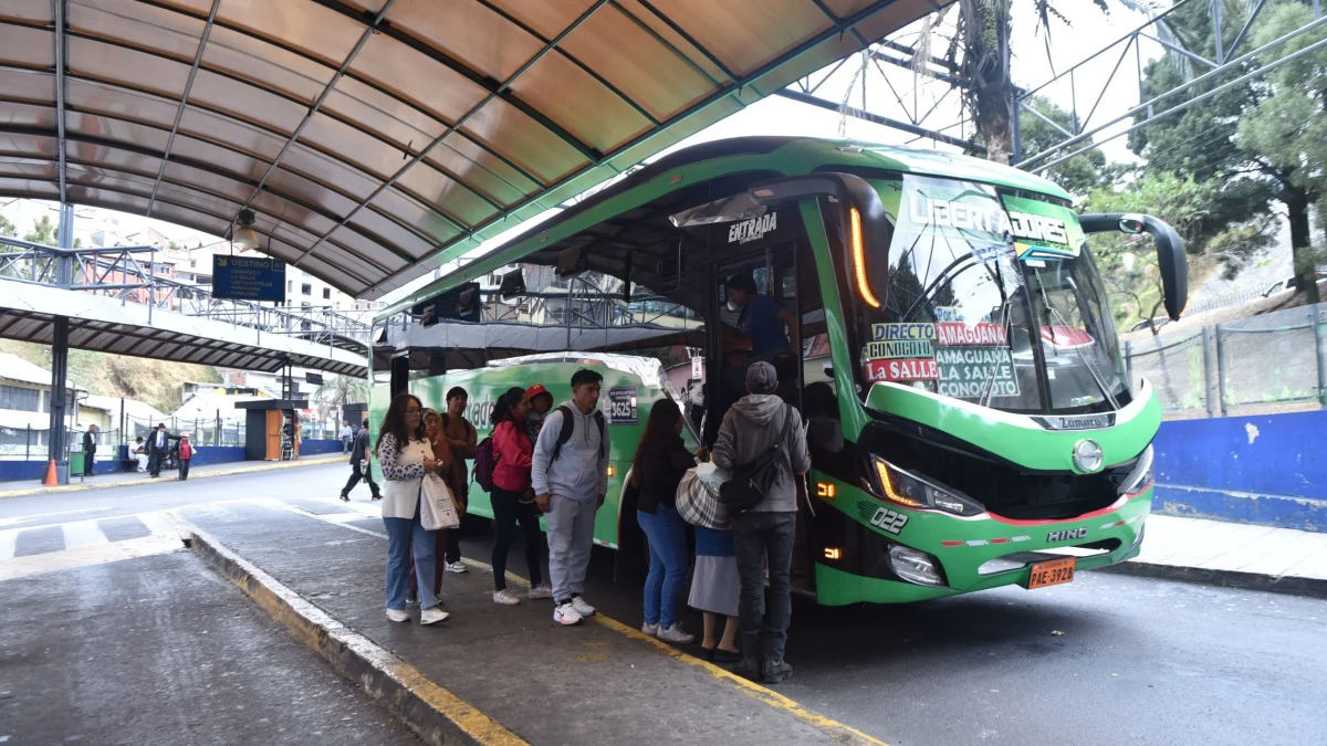 En el Playón de La Marín funcionan cooperativas de buses que son regidas por la ANT y por la Secretaría de Movilidad del Municipio.
