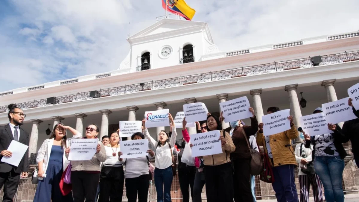 Mientras pacientes protestaban, en el balcón del Palacio colocaron un parlante con música a todo volumen, para que no se escuchen las proclamas.