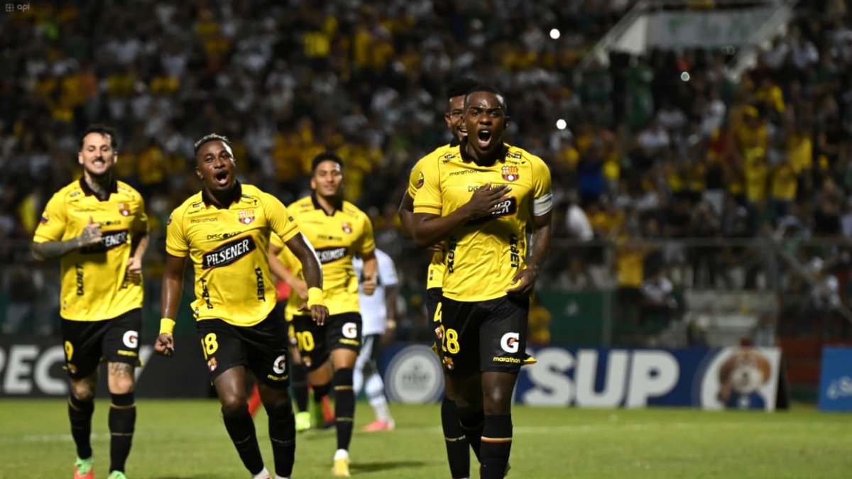 Jhonny Quiñónez hizo el gol de penal de Barcelona SC en Portoviejo.