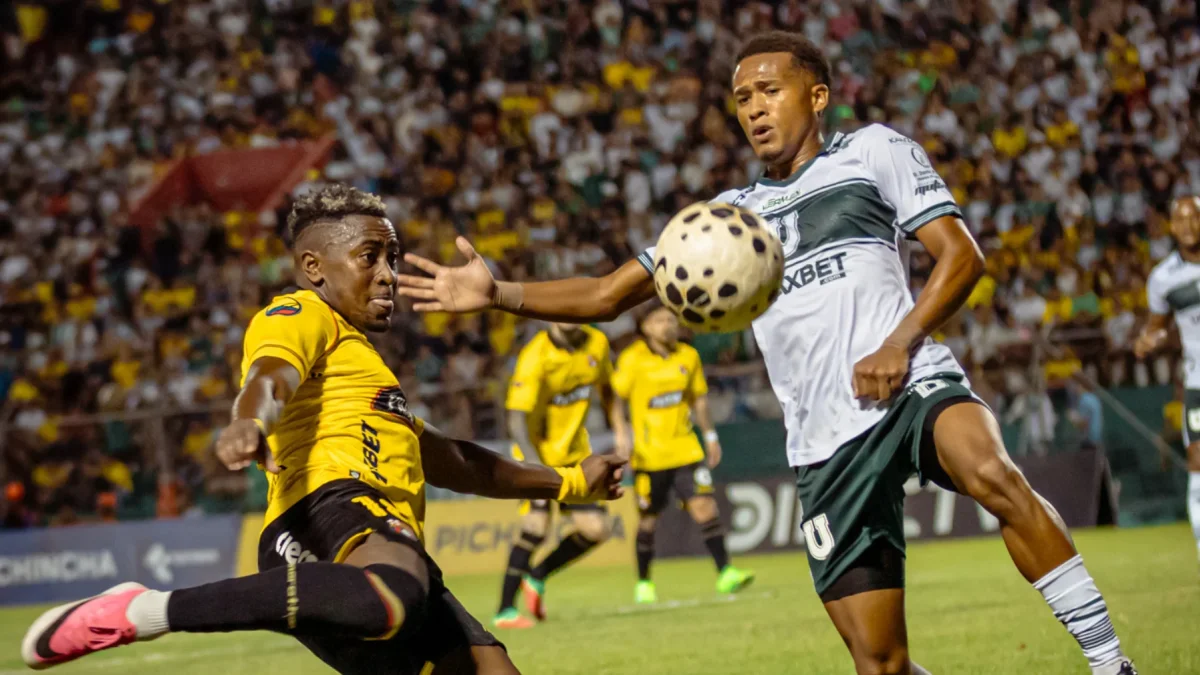 Bryan Carabalí (i.), jugador de Barcelona en el partido ante Liga de Portoviejo por Copa Ecuador.