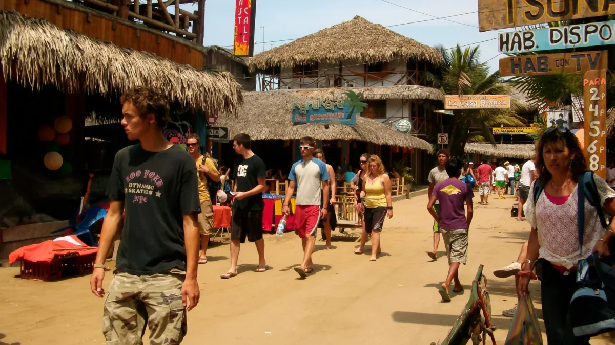 Turistas recorren las calles de Montañita, uno de los destinos más visitados de Ecuador durante los feriados. Imagen referencial.