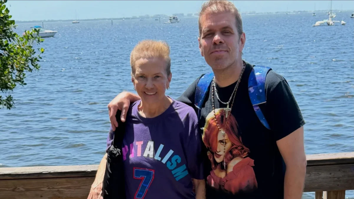 Perez Hilton, junto a su madre Teresita Lavandeira, conocida también como Momma Perez