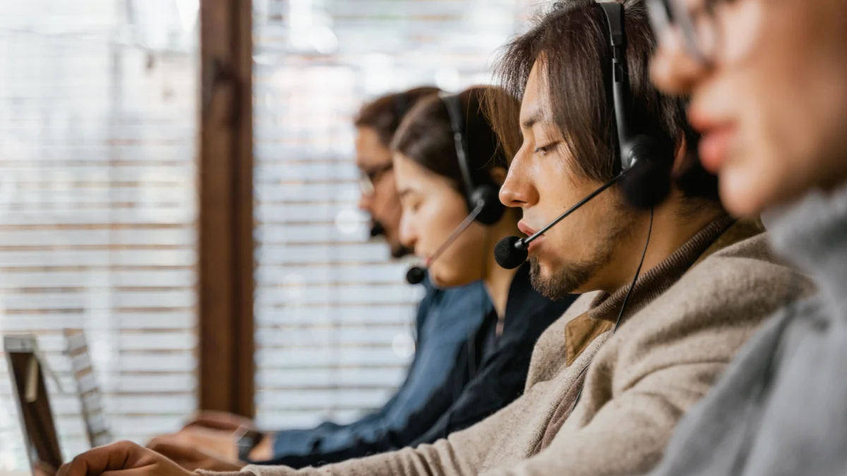 Referencial.Operadores atienden llamadas de emergencia en el ECU 911.
