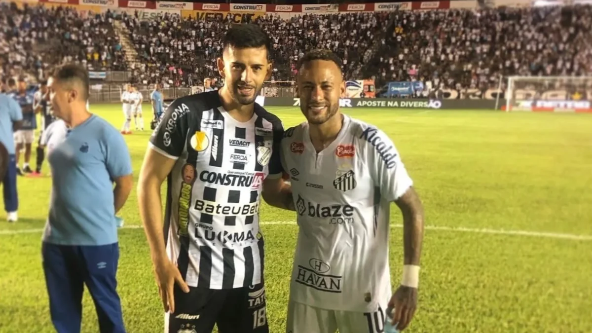 Ronnie Carrillo (izq.) disputa el balón con Neymar Jr. (der.) durante un partido del Campeonato Brasileño.