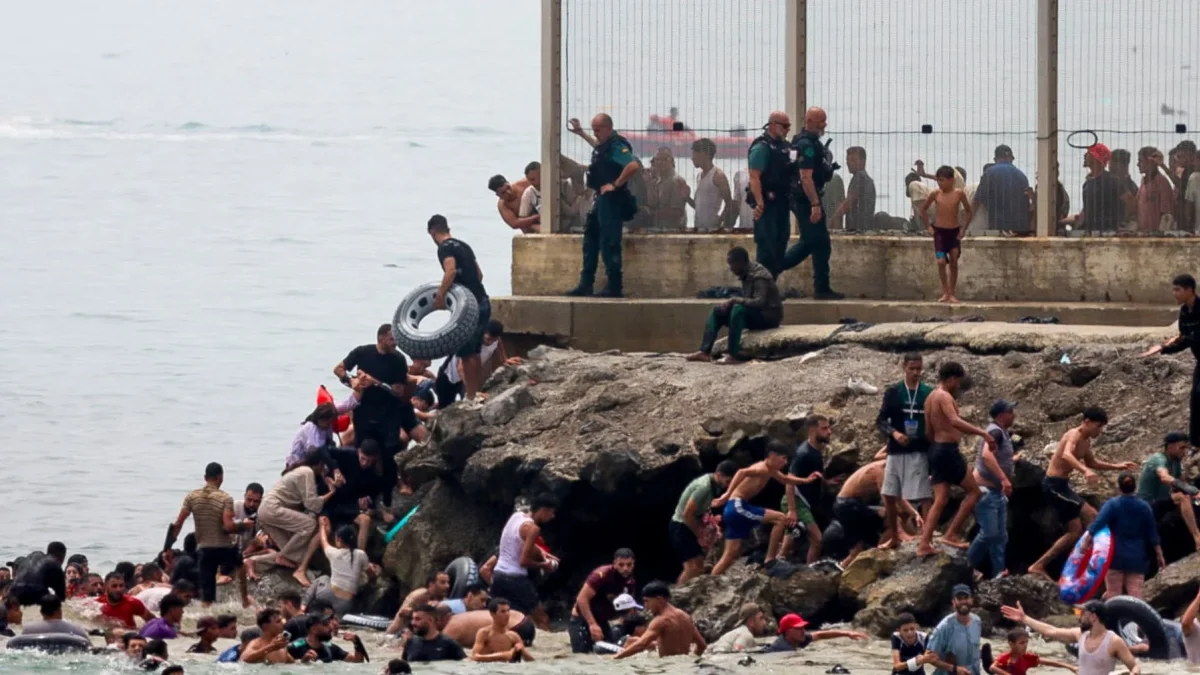 El detonante para el grave incidente sería una sentencia del Tribunal Supremo español que establece que los inmigrantes ilegales que ingresen por el mar no pueden ser expulsados en el acto.