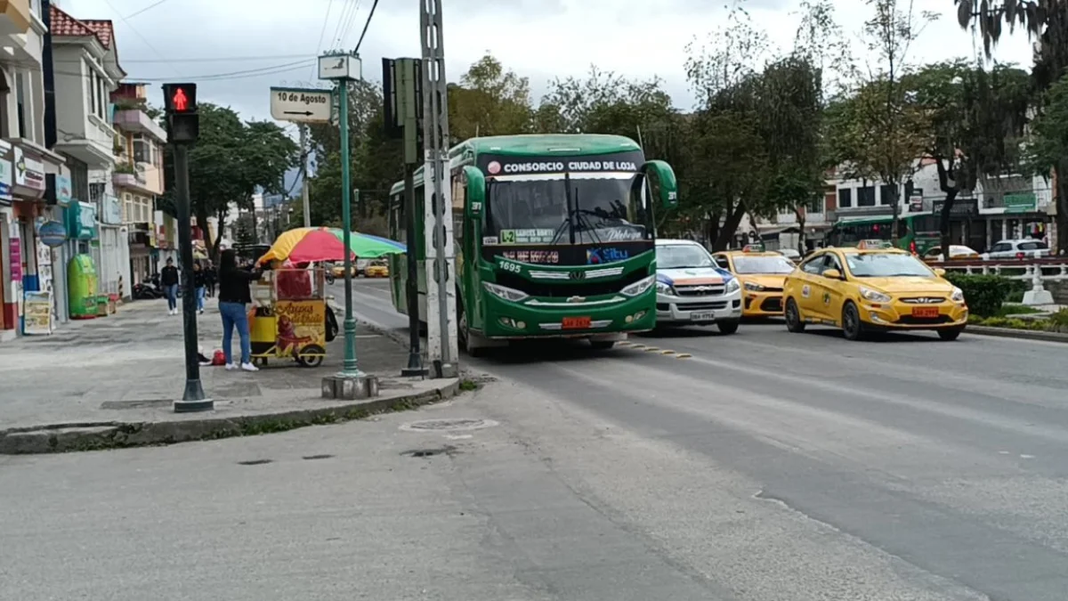 Foto referencial de tránsito en Loja.