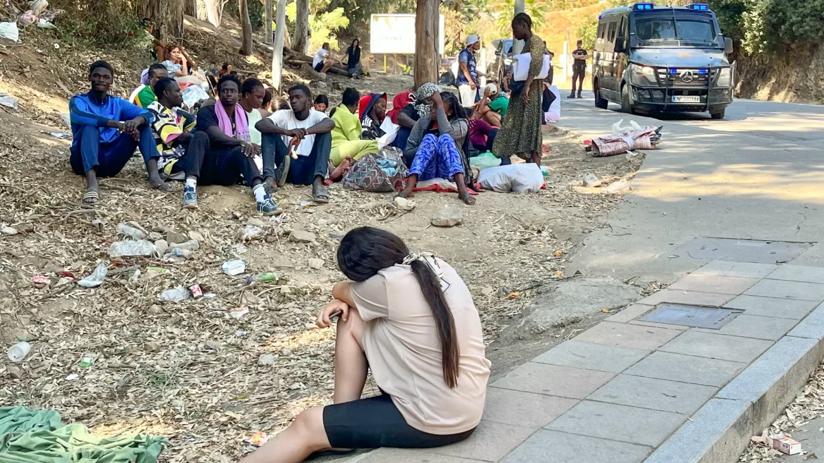 Varios jóvenes se lavan en la calle. Cerca de un millar de inmigrantes -principalmente subsaharianos- acampados en una explanada cercana a la playa del Trampolín de Ceuta.