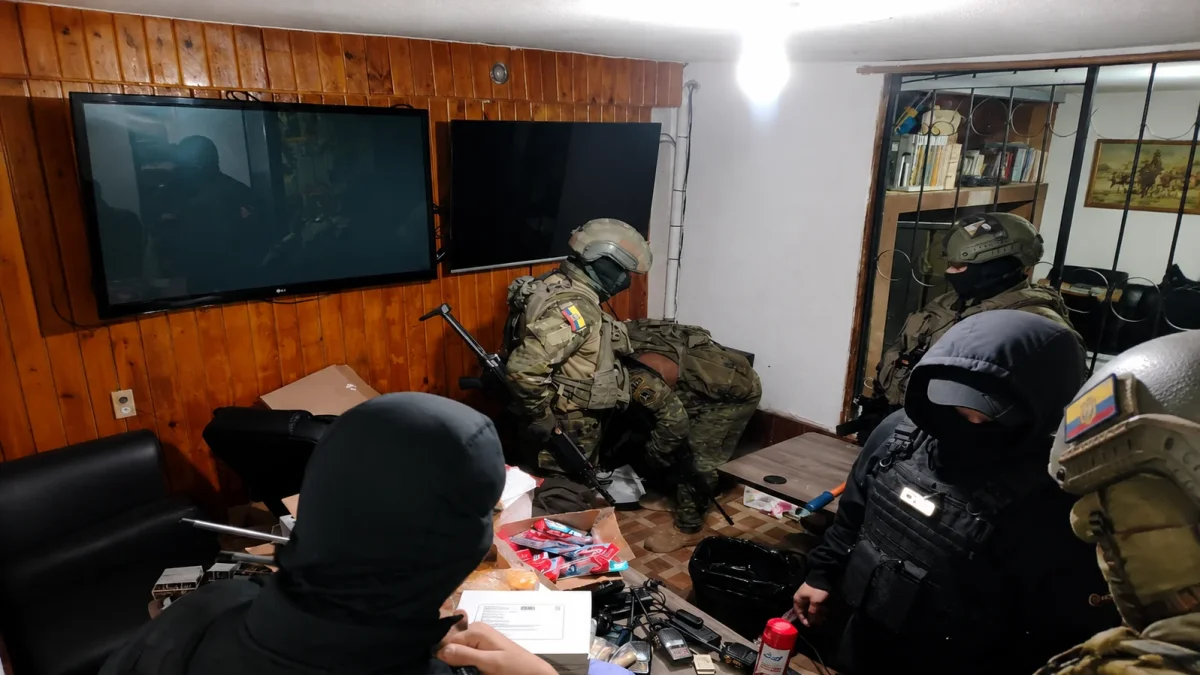 Militares encontraron un supuesto centro de monitoreo, dinero, droga y contrabando durante un operativo en un night club del norte de Quito.