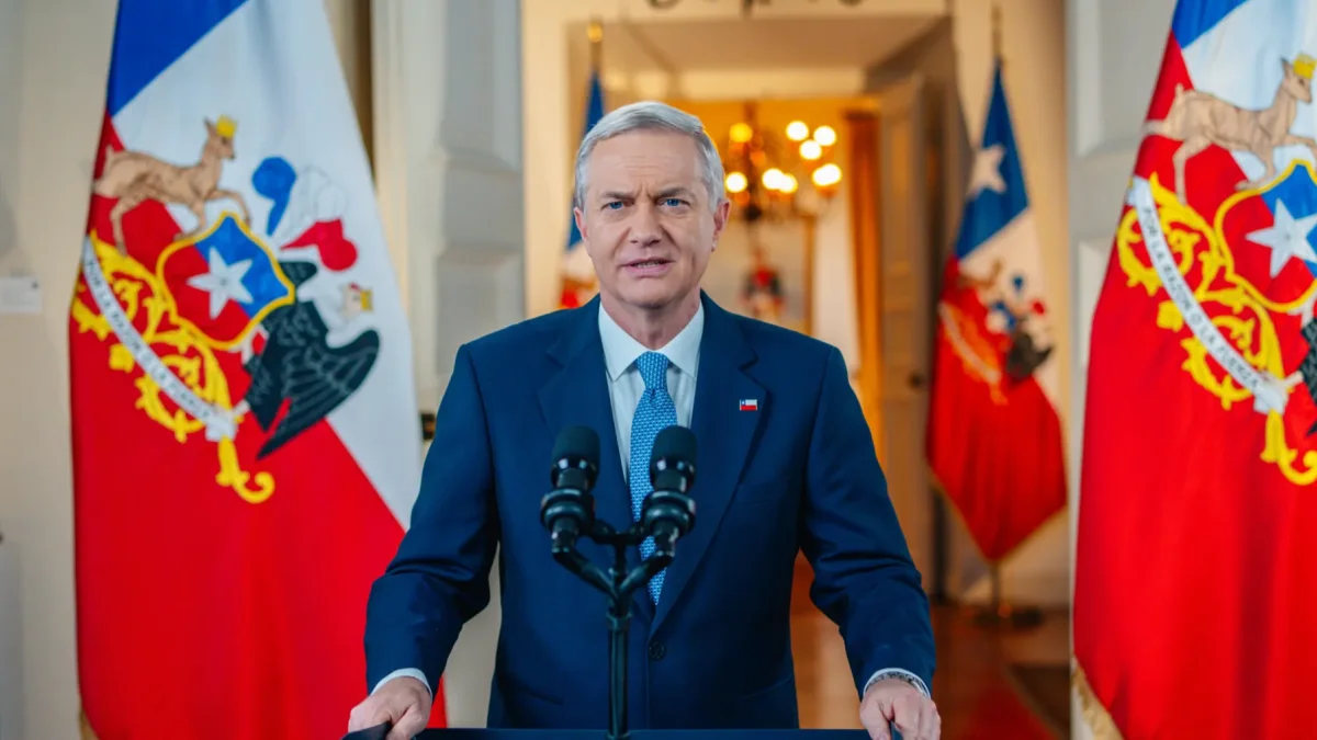 El mandatario José Antonio Kast, hablando en cadena nacional, en el palacio de La Moneda, en Santiago (Chile).