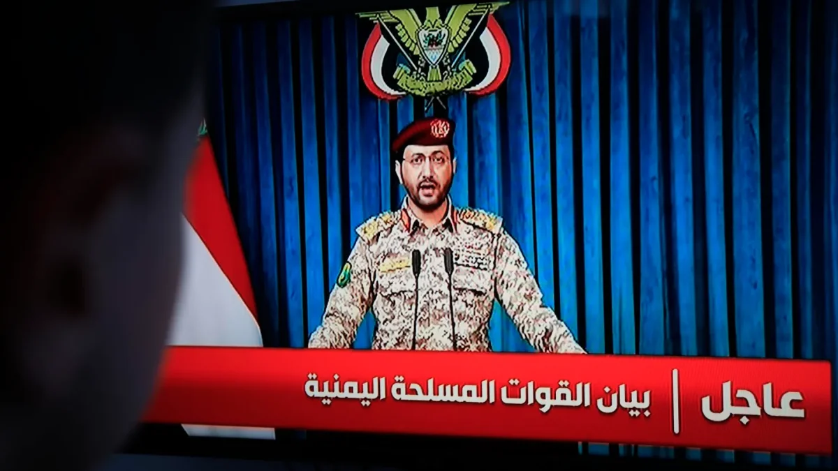 El portavoz militar hutí, Yahya Sarea, pronunció un comunicado televisado en Saná, Yemen, el 6 de agosto de 2026.