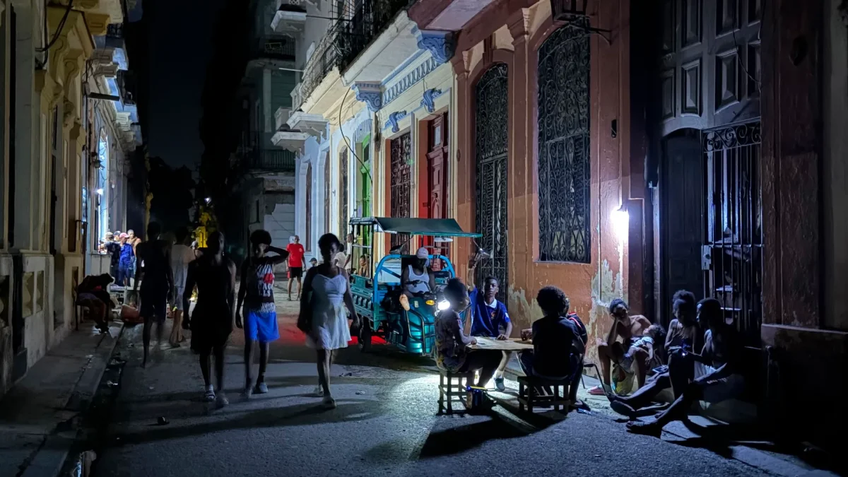 Un grupo de personas pasan la noche en La Habana, en un nuevo apagón nacional.