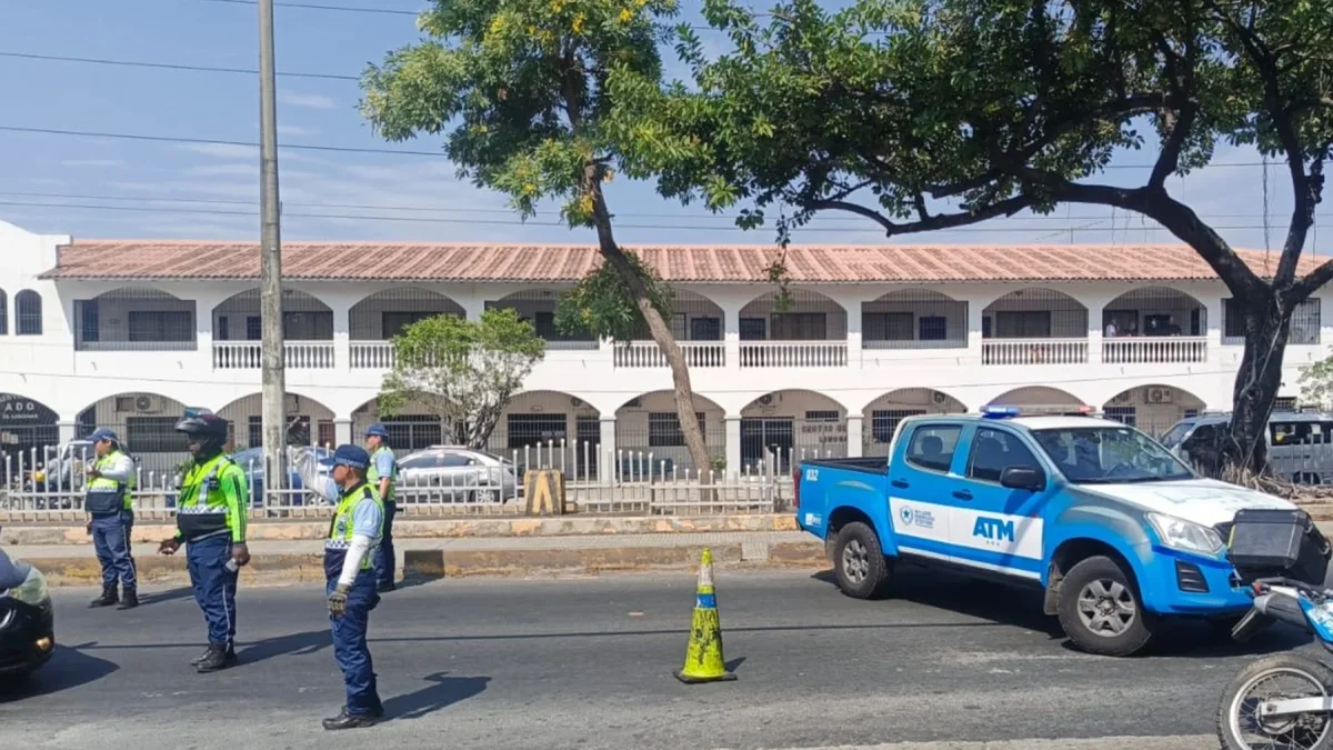 Personal de la Agencia de Tránsito y Movilidad (ATM) cerró un tramo de la avenida Domingo Comín para el procedimiento policial, la tarde de este jueves 6 de agosto.