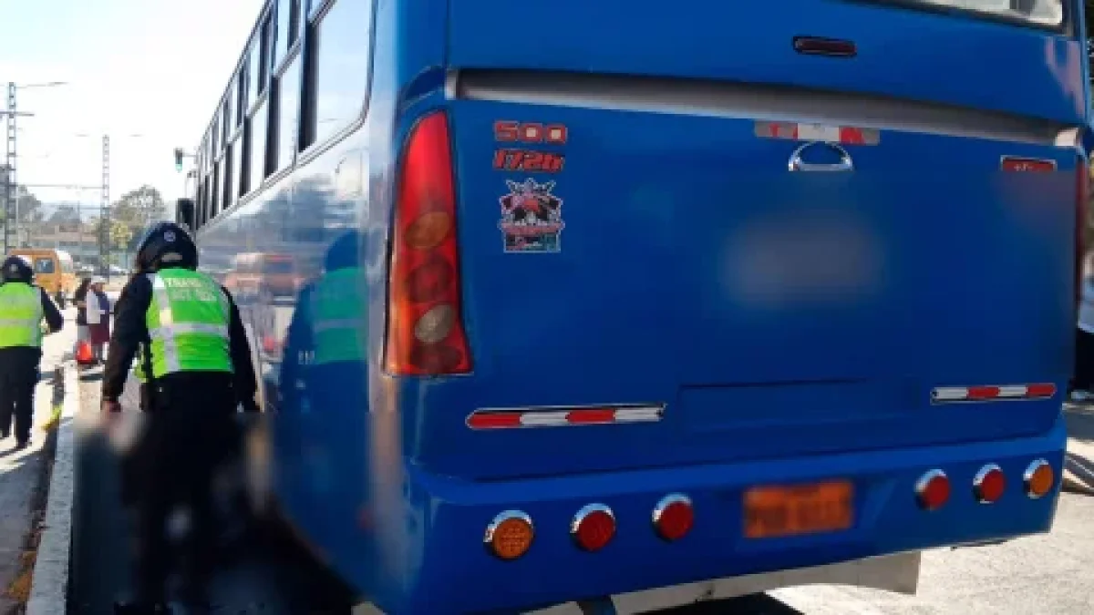 Una persona murió tras ser atropellada por un bus en la avenida Ajaví, sector Solanda, en el sur de Quito, este 6 de agosto