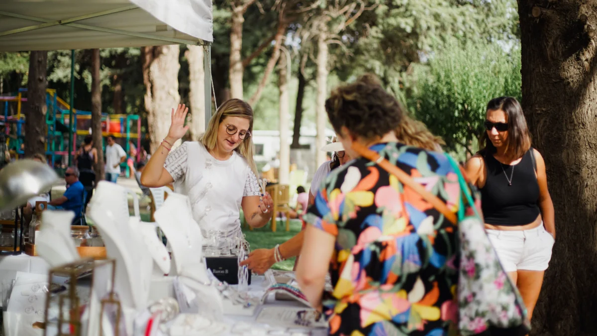 Mujeres con emprendimientos, actividades agrícolas o iniciativas productivas pueden solicitar créditos en BanEcuador para cubrir necesidades de inversión y crecimiento.