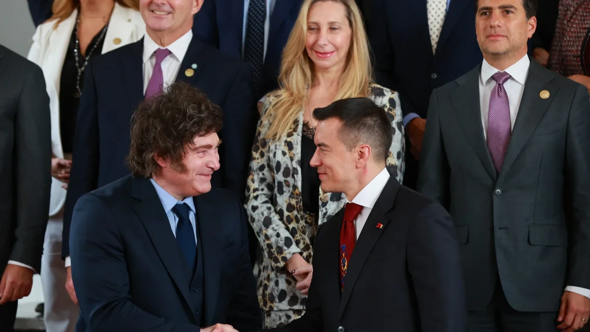 Los presidentes de Argentina, Javier Milei (i), y de Ecuador, Daniel Noboa, en compañía de funcionarios de ambos países.