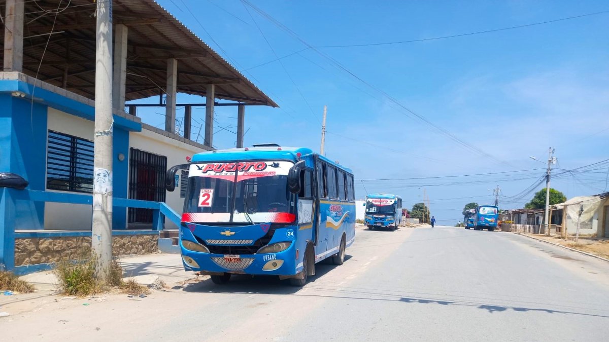 Los buses urbanos en La Libertad trabajan a medias debido al no aumento en el valor del pasaje