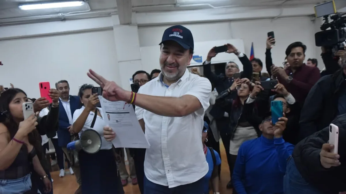 Pabel Muñoz inscribió su candidatura a la Alcaldía de Quito con respaldo de una alianza de tres organizaciones.
