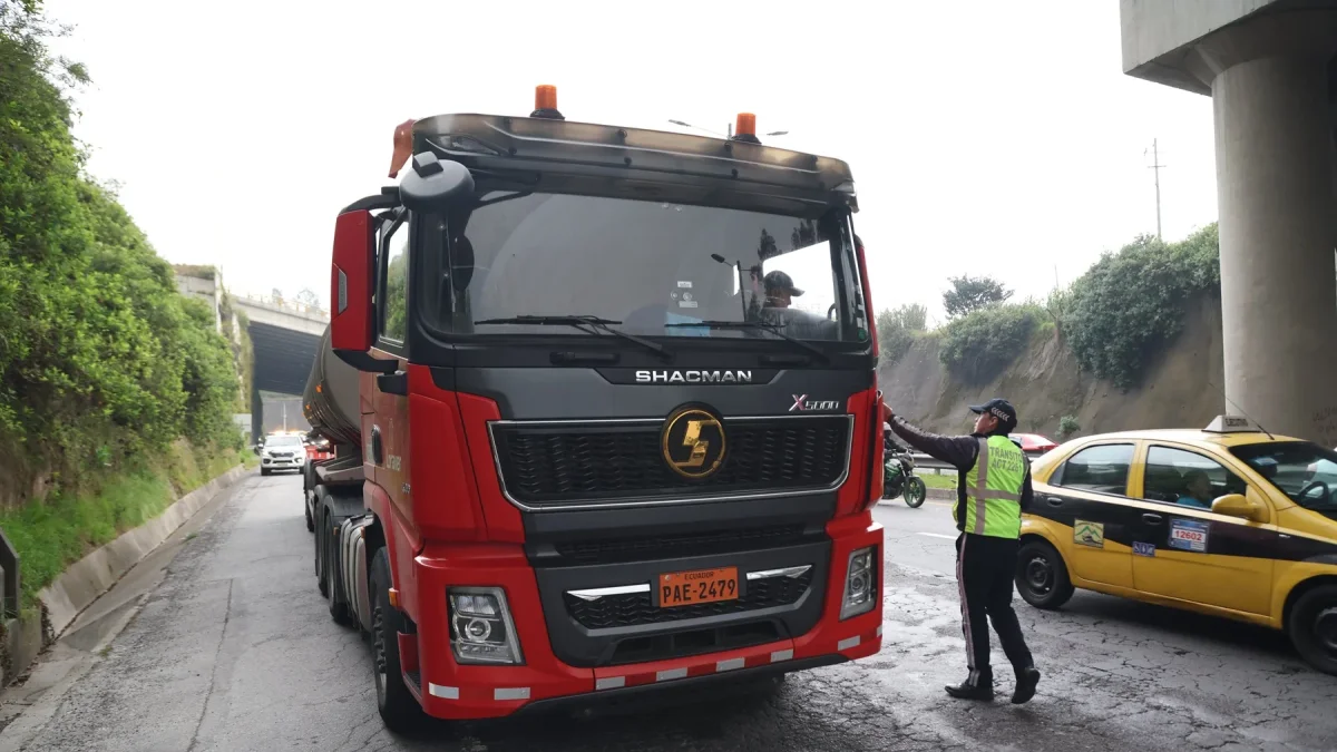 Personal de la AMT realiza controles a vehículos pesados en la Ruta Viva.