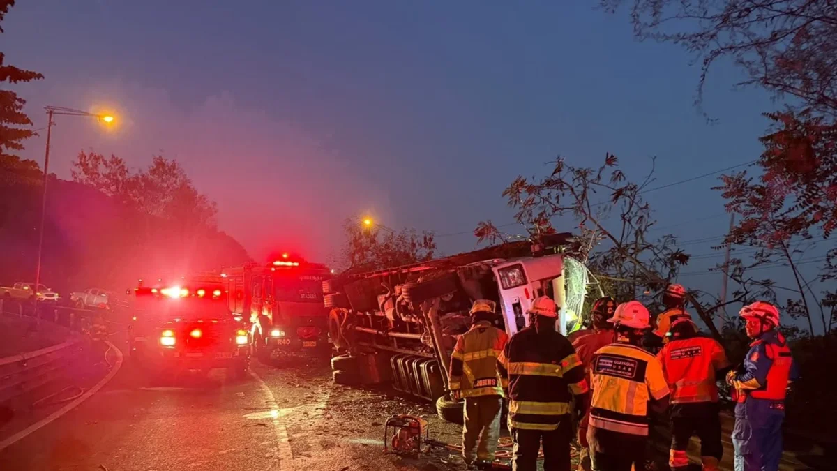Bomberos rescataron a una persona que quedó atrapada en un camión tras un accidente en la vía Perimetral, este jueves 6 de agosto.