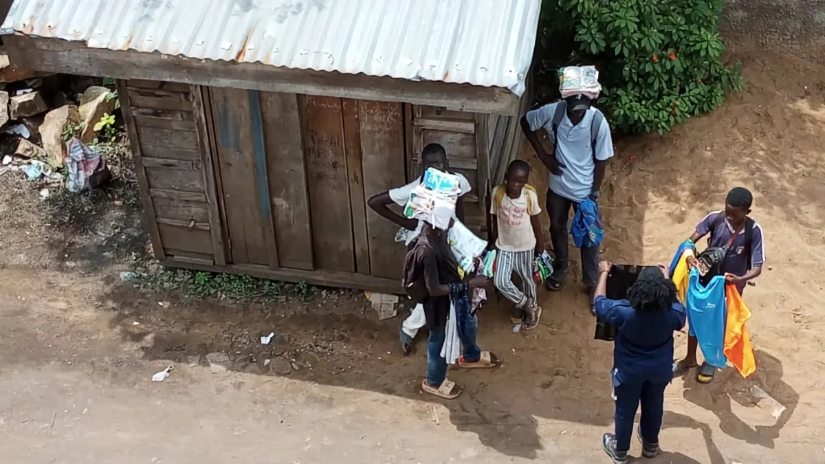 Foto cedida por el hondureño Brayan Sánchez tomada con su celular que muestra la zona donde vive junto a otros latinos, después de ser deportados desde EE.UU. en Bangui (República Centroafricana).