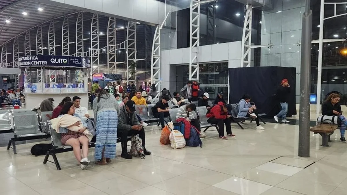 Miles de pasajeros utilizarán las terminales Quitumbe y Carcelén durante el feriado del 10 de Agosto, bajo un operativo especial de movilidad.
