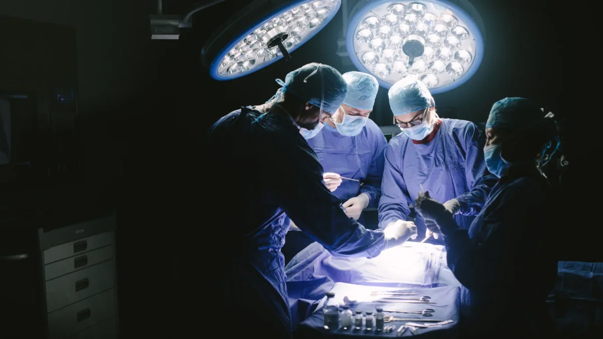 Referencial. Médicos y enfermeros en cirugía.