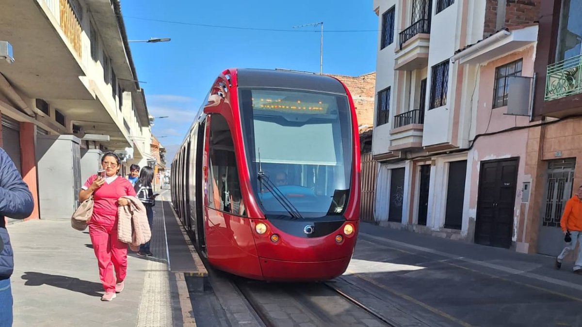 Ocho unidades del tranvía de Cuenca quedaron varadas en el trayecto que cumplia y los usuarios debieron abandonas los vagones.