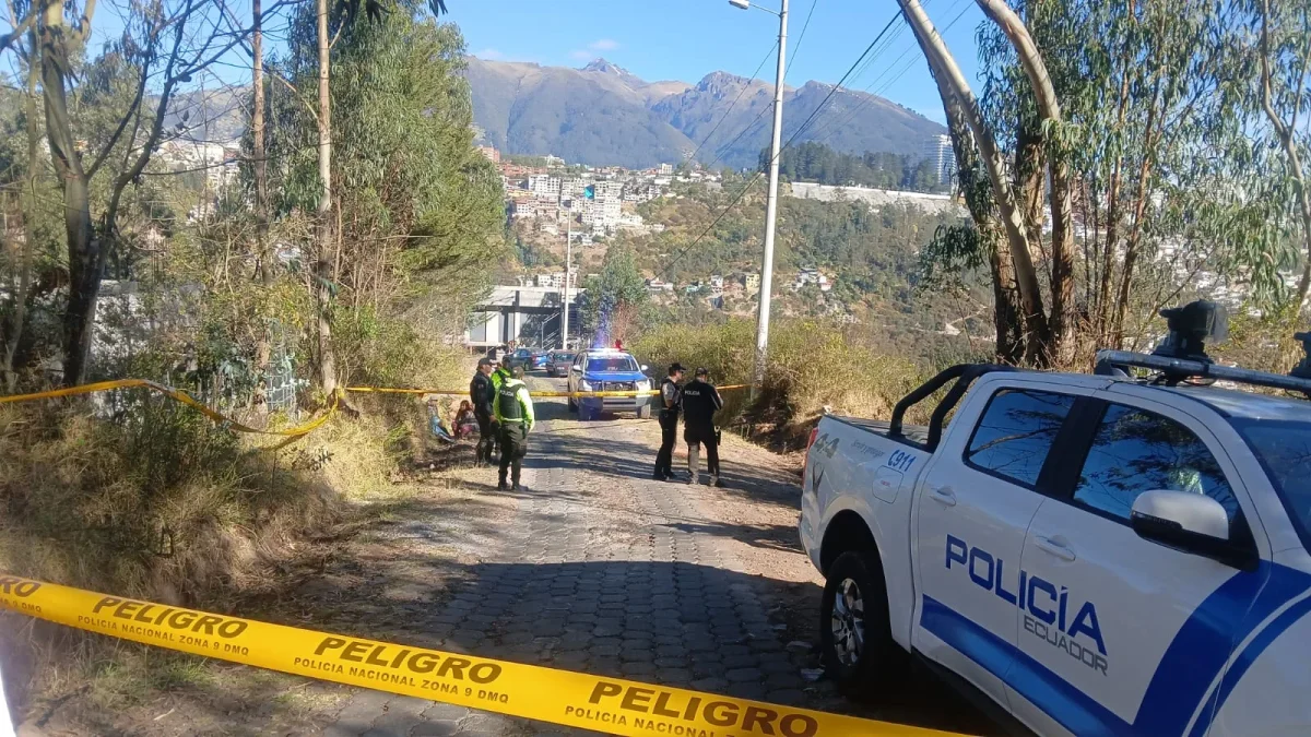 La Policía Nacional acordonó una zona boscosa de Miravalle, en Quito, donde fue hallado un hombre sin vida con una aparente herida de bala.