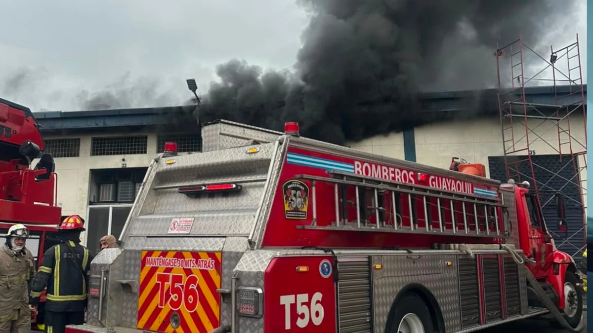 Bomberos de Guayaquil trabajan para controlar el incendio.