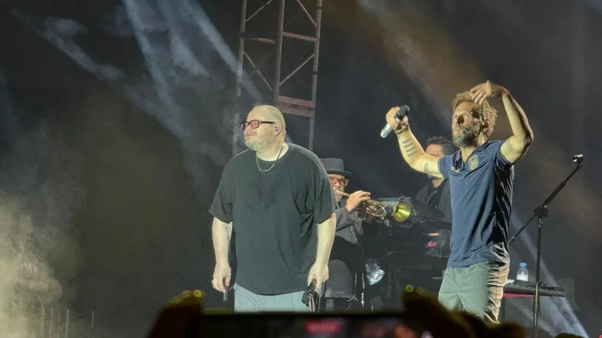 Con un Coliseo General Rumiñahui lleno, Sin Bandera conquistó nuevamente al público quiteño durante su gira internacional Escenas Tour 2026