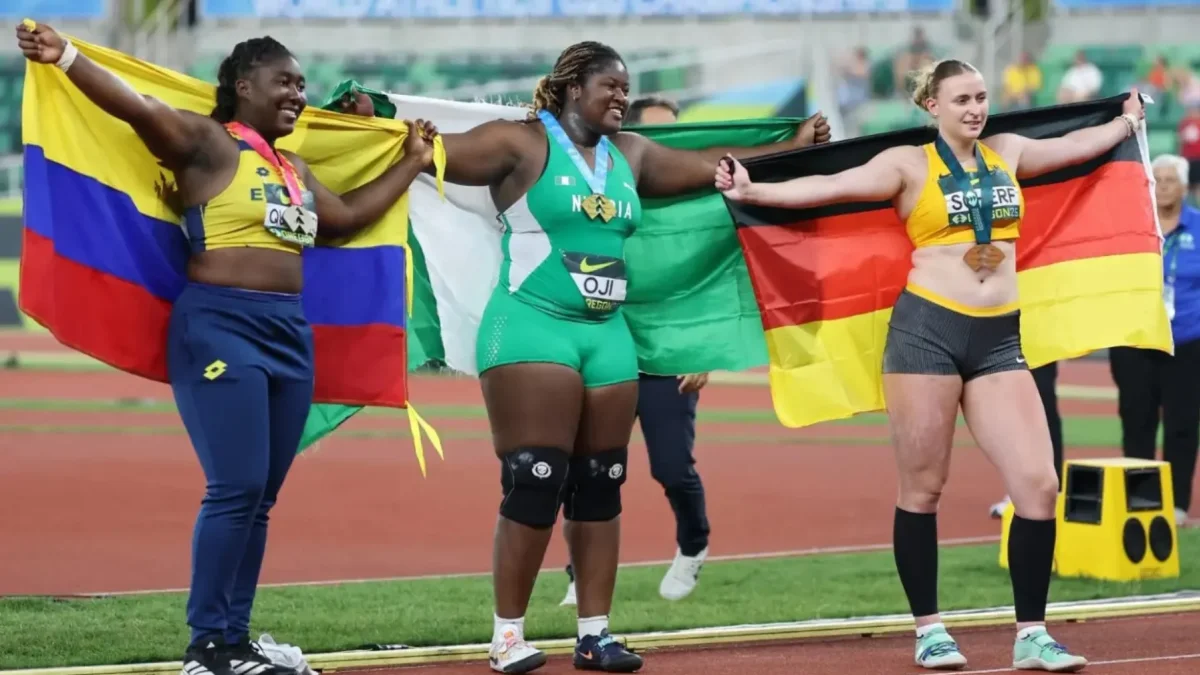 Jessica Oji (centro), Belsy Rodríguez (izquierda) y Emily Scherf (derecha) posan en el podio tras la final de impulso de bala del Mundial Sub-20 de Atletismo en Oregón.