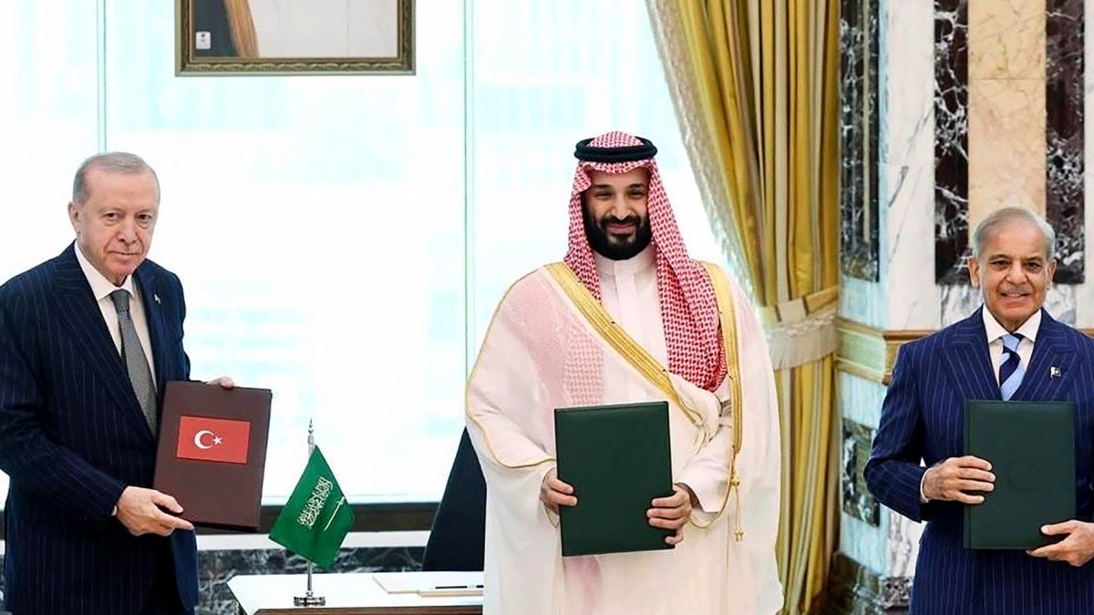 El presidente de Turquía, Recep Tayyip Erdogan (i); al príncipe heredero de Arabia Saudí, Mohamed bin Salmán (c), y al primer ministro de Pakistán, Shehbaz Sharif, posando tras la firma del acuerdo.