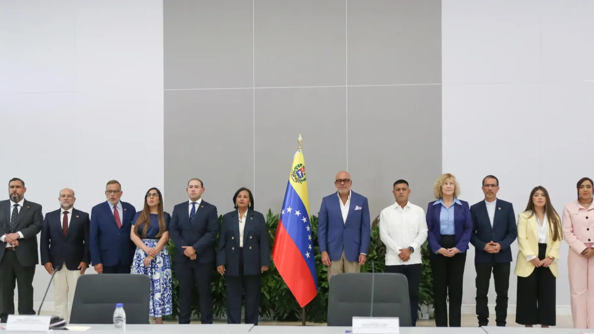 La exdiputada y quien encabeza la delegación opositora, Dinorah Figuera (c-i), y el presidente del Parlamento, Jorge Rodríguez (c-d), en la mesa de diálogo, impulsada por Estados Unidos.