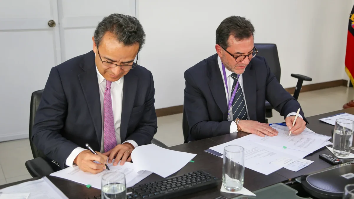 Representantes del Banco Mundial firman acuerdo de donación.