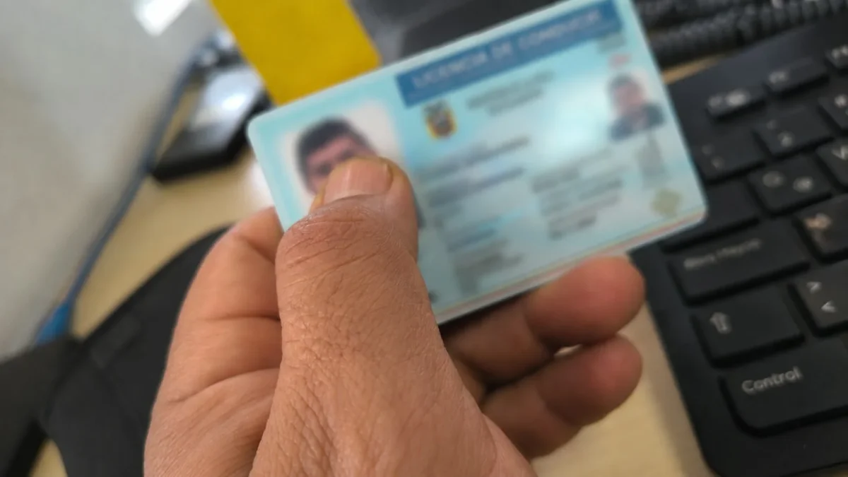 Decenas de ciudadanos pasan la noche en la ANT de Quito para renovar su licencia, mientras la entidad recomienda acudir a la agencia Occidental.