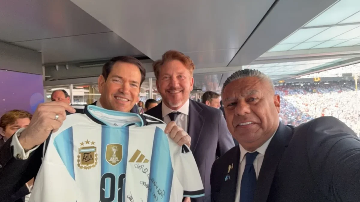 Alejandro Domínguez (centro), presidente de la CONMEBOL, junto a Marco Rubio (izq.) y Claudio Tapia (der.) durante una actividad oficial en el Mundial 2026.