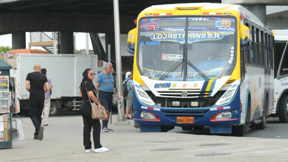 Referencial.Usuarios esperan buses en Guayaquil, en medio del aumento de pasajes que condiciona los planes del feriado.