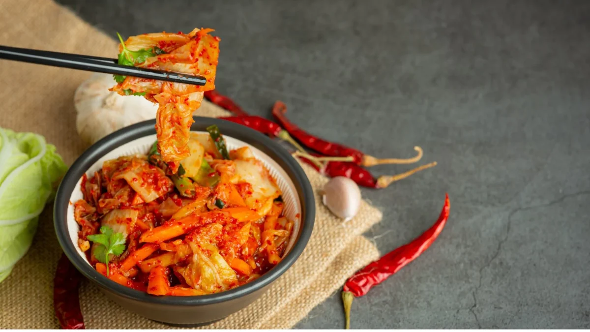Al igual que otros alimentos fermentados, el kimchi tiene probióticos, bacterias beneficiosas para la salud.