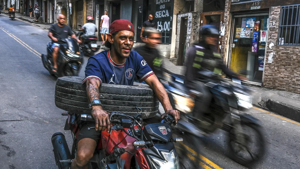 Personas movilizándose en motocicletas por la favela Rocinha en Río de Janeiro, el 31 de julio de 2026 (Brasil).