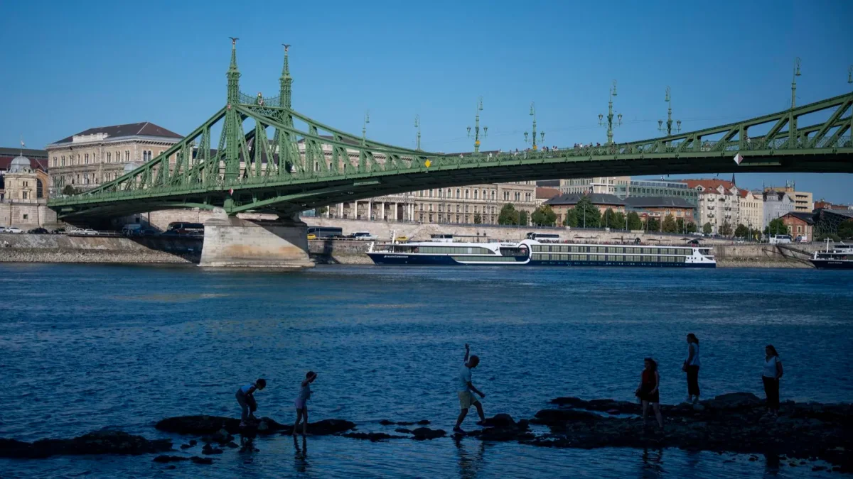 La gente observa el río Danubio mientras fluye a un nivel de agua récord en el centro de Budapest, Hungría, el 28 de julio de 2026.