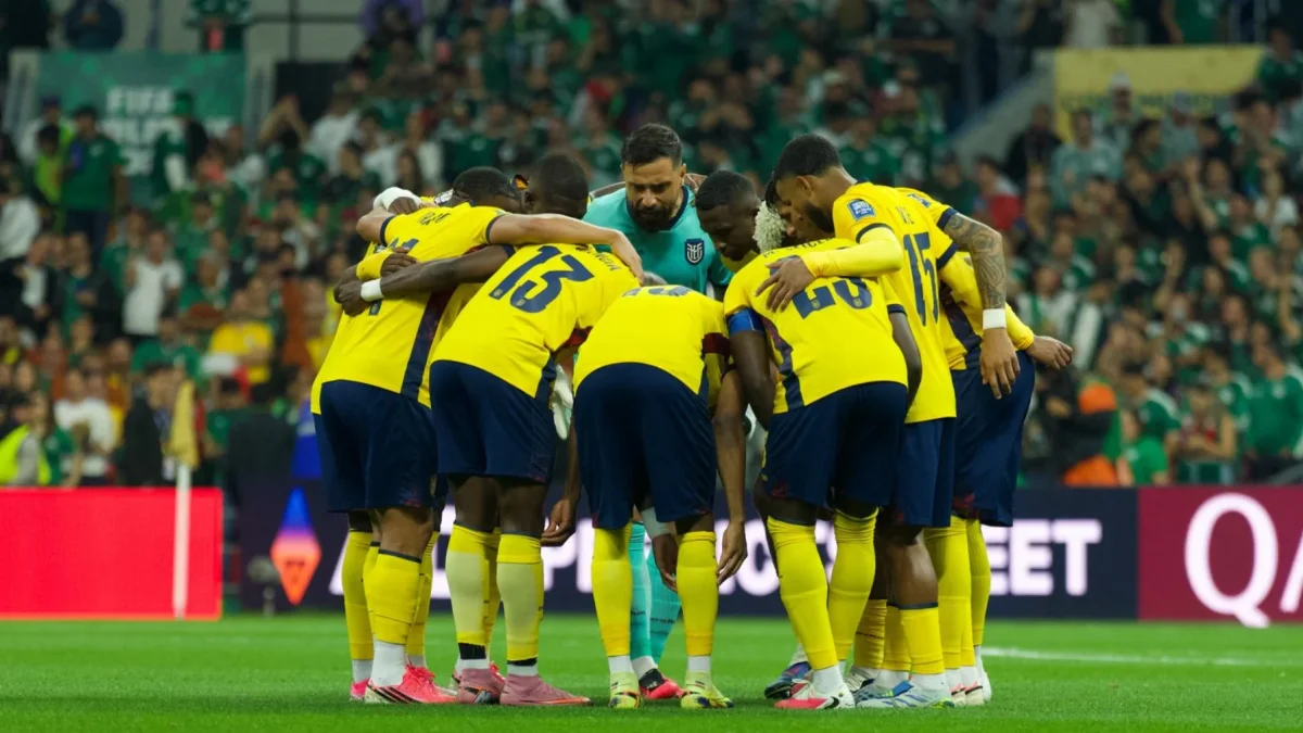 Los jugadores de la Selección de Ecuador abrazados previo a un partido.
