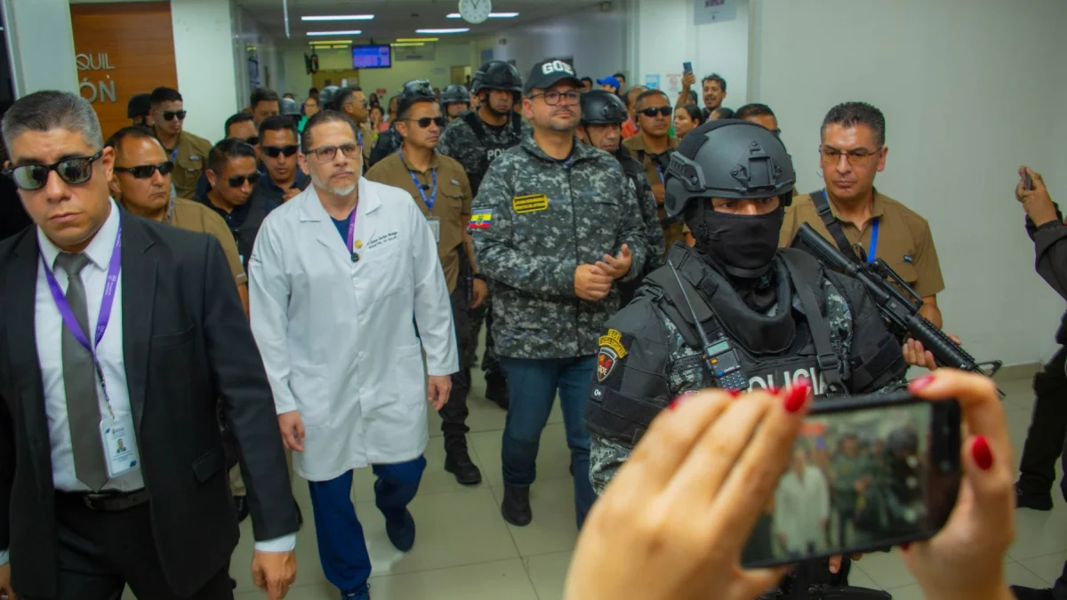 El ministro de Salud, Juan Carlos Aveiga, y el de Interior, John Reimberg, participan de operativos conjuntos contra la corrupción hospitalaria.