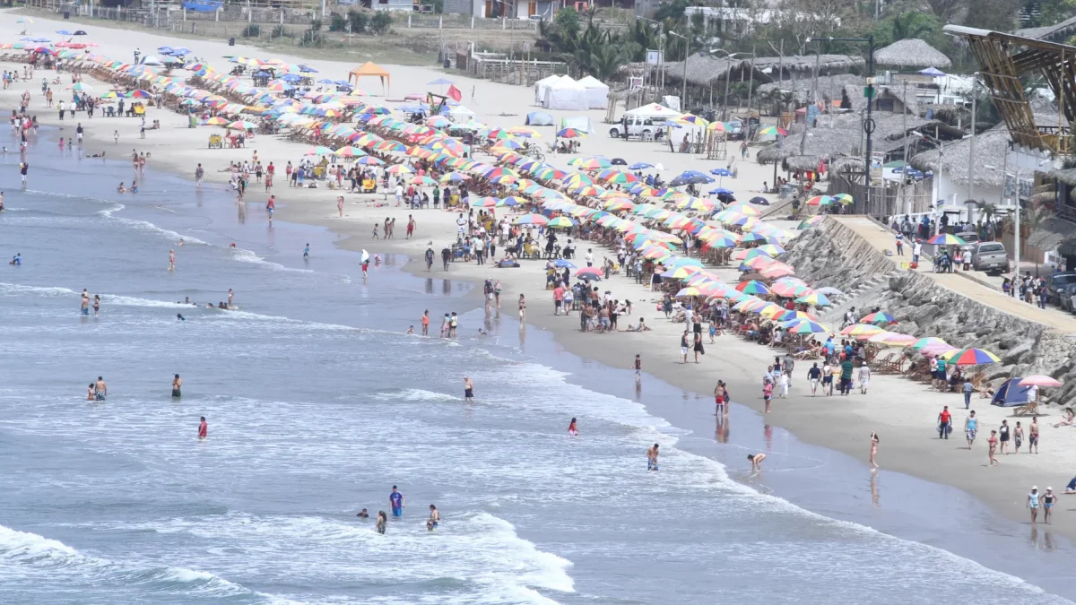 Las playas son los principales destinos de los turistas por los feriados.