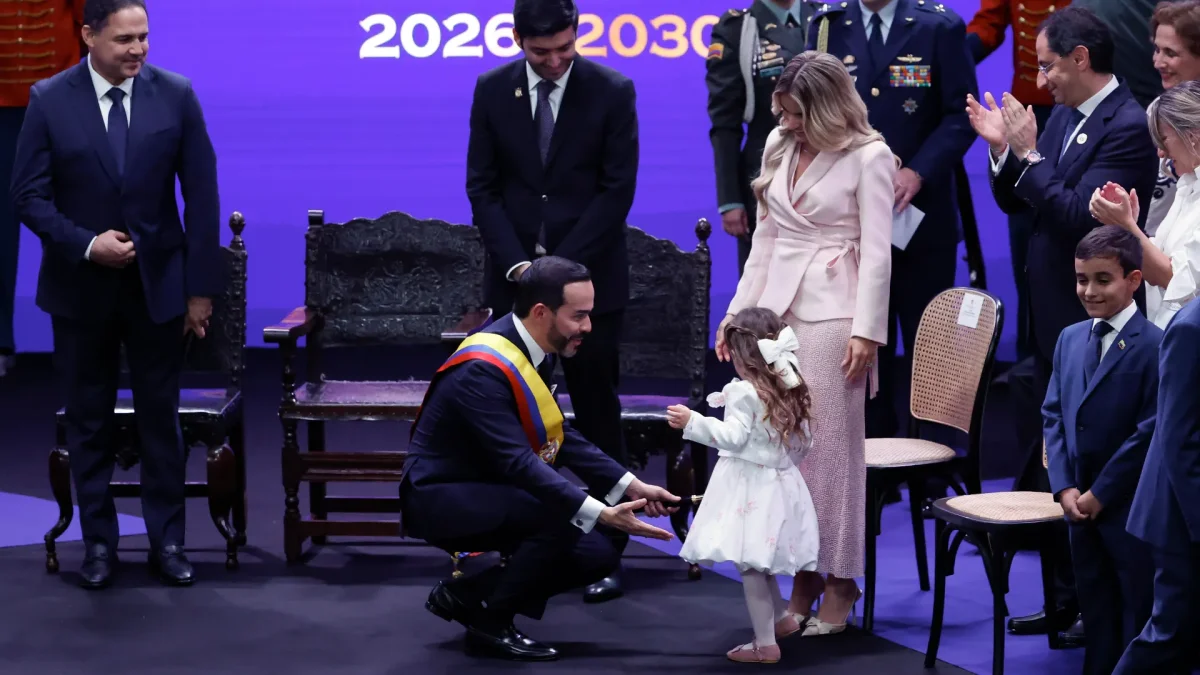 El presidente de Colombia, Abelardo de la Espriella (c-i), saluda a una de sus hijas y a su esposa Ana Lucía Pineda (c-d), durante la ceremonia de investidura como presidente de Colombia .