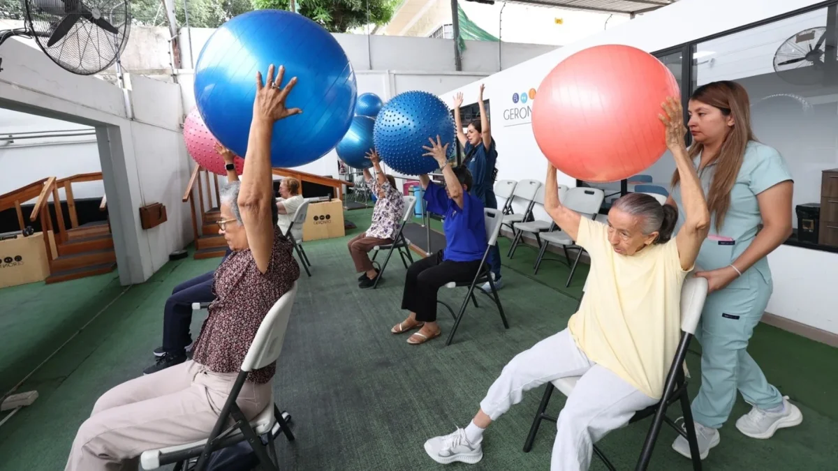 Un grupo de adultos mayores hacen ejercicios especializados en Geronto, para ser activos.