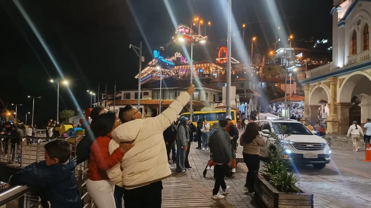 Turistas paseando por el mirador Turi en la provincia de Azuay, a 5 kilómetros de Cuenca.