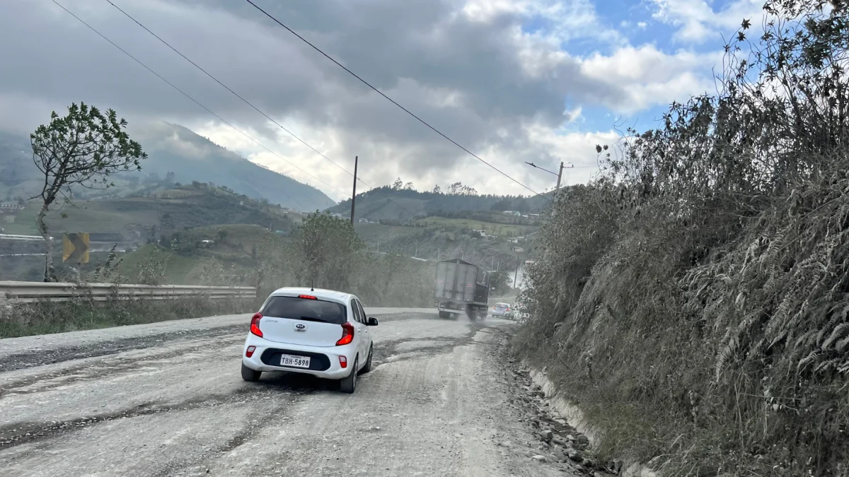 Deslizamientos y daños en la calzada obligan a circular con precaución en varios corredores viales de Ecuador.
