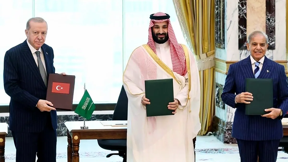 El viceprimer ministro de Pakistán, Ishaq Dar, el presidente de Turquía, Recep Tayyip Erdogan; el príncipe de Arabia Saudí, Mohamed bin Salmán, y al primer ministro de Pakistán, Shehbaz Sharif.